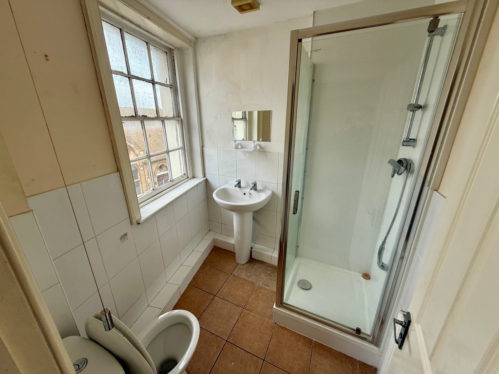 Lot: 88 - VACANT FOUR STOREY PROPERTY IN TOWN CENTRE - Maisonette - second floor - en-suite shower room with W.C.